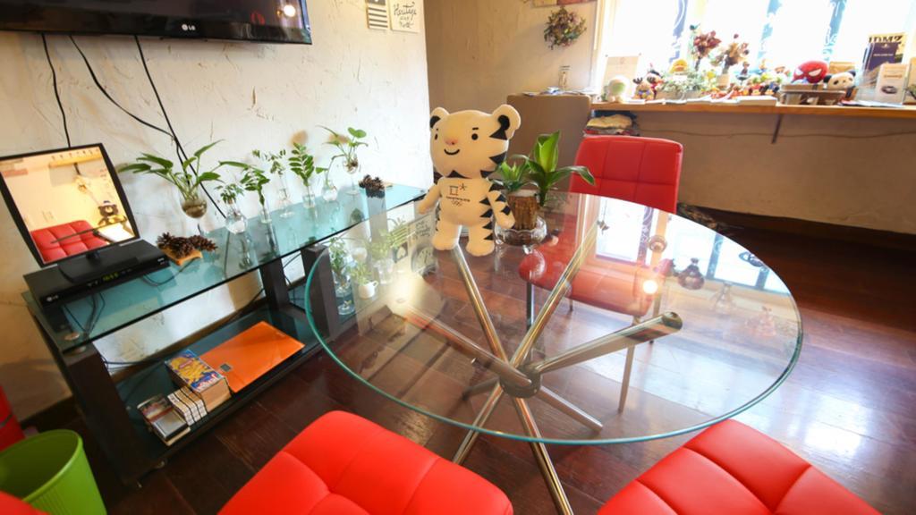 Comeinn Guesthouse Hongdae - Female Only Сеул Экстерьер фото